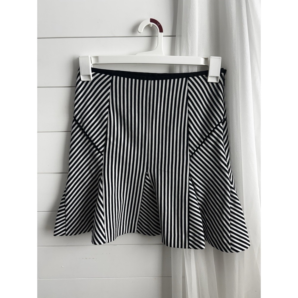 Women's Banana Republic Black & White Striped Pleated Flared‎ Skirt Size 4P 0454